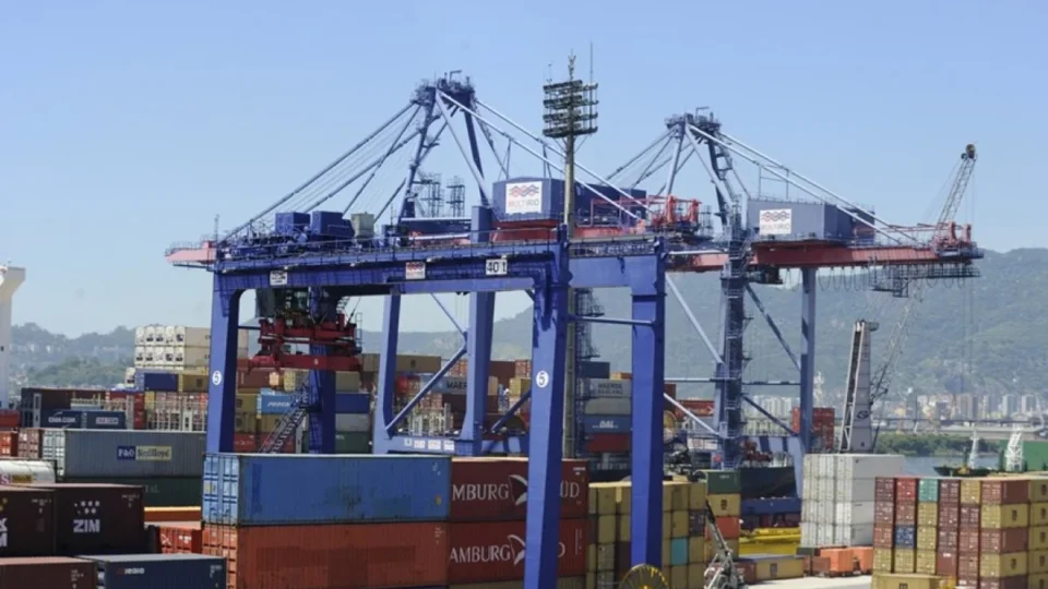 Tarifaço dos EUA faz Brasil reagir com plano de R$ 130 milhões para abrir novos mercados