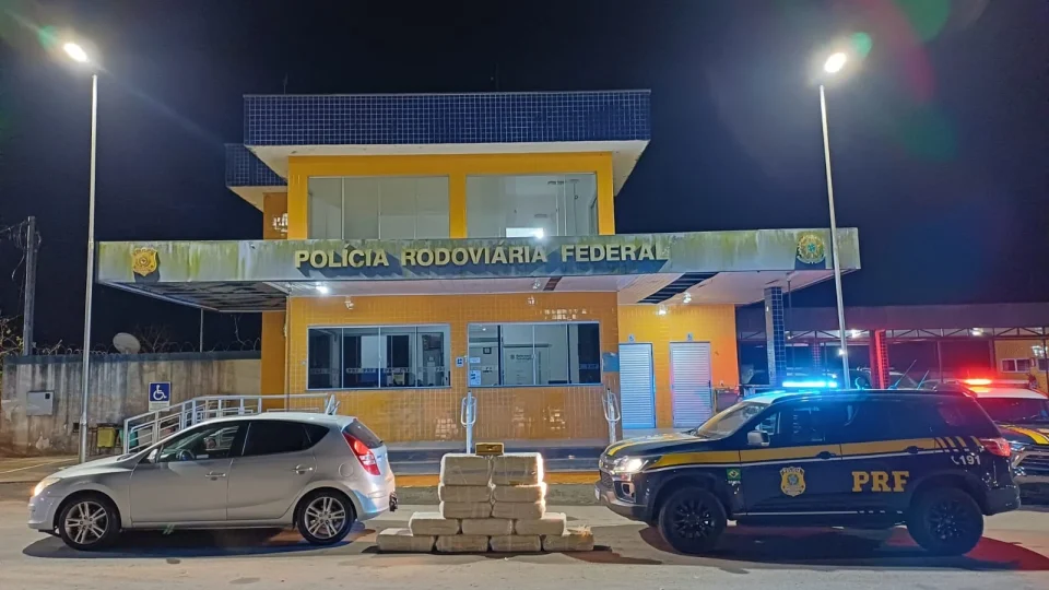 Casal é preso com quase 300 kg de maconha em rodovia de MG