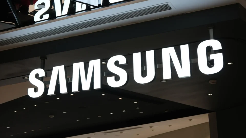 Galaxy Z Fold 8 Ultra tem imagens e cores vazadas na web; confira todos os detalhes