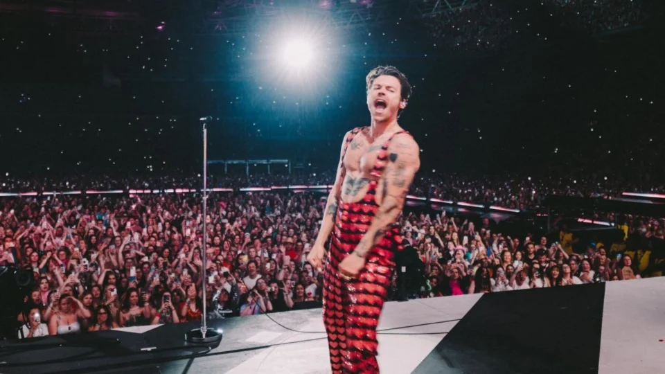 Harry Styles entrega show marcante em São Paulo e mostra maturidade no palco