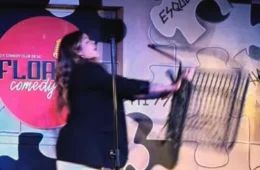 Comediante leva cadeirada durante show e vídeo da confusão viraliza nas redes