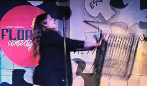 Comediante leva cadeirada durante show e vídeo da confusão viraliza nas redes