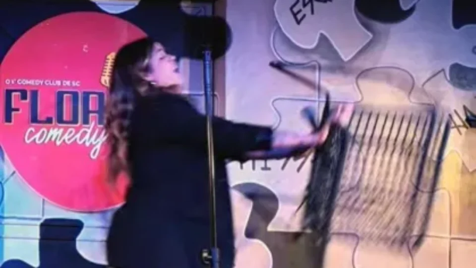 Comediante leva cadeirada durante show e vídeo da confusão viraliza nas redes