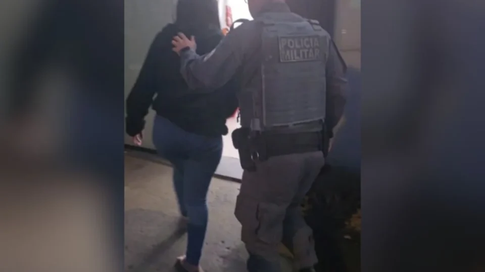 Filha é presa após atacar o próprio pai com copo de vidro e facadas em SP; jovem alega legítima defesa