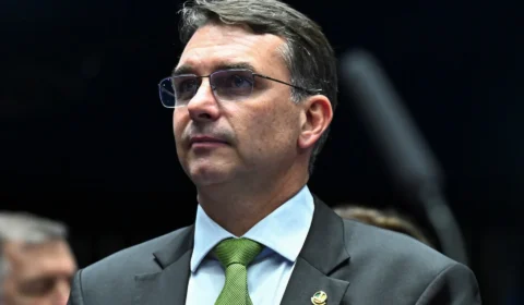 Flávio Bolsonaro volta a questionar urnas em encontro com embaixadores e reacende debate sobre o sistema eleitoral