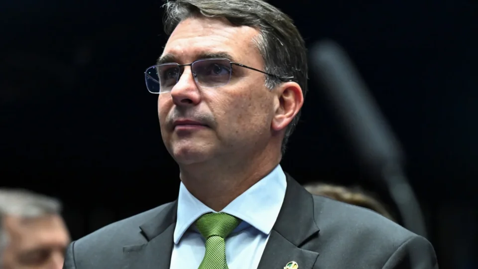 Flávio Bolsonaro volta a questionar urnas em encontro com embaixadores e reacende debate sobre o sistema eleitoral