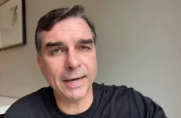 Sai o Flavinho moderado de terninho e entra o Flávio Bolsonaro de sandália Rider “Tá Okei”