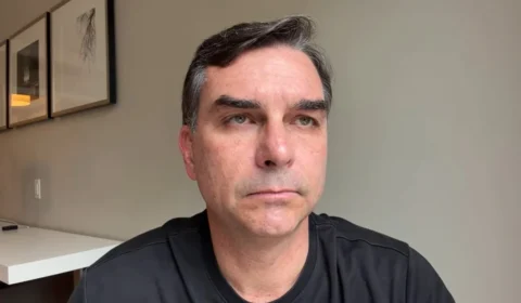 Esquema de perfis fantasmas gasta R$ 3 milhões para atacar Flávio Bolsonaro