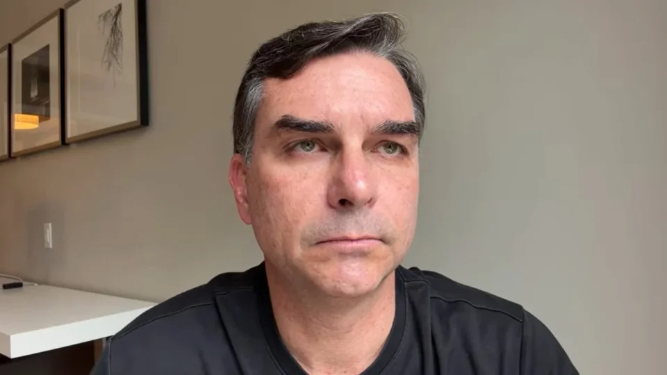Esquema de perfis fantasmas gasta R$ 3 milhões para atacar Flávio Bolsonaro