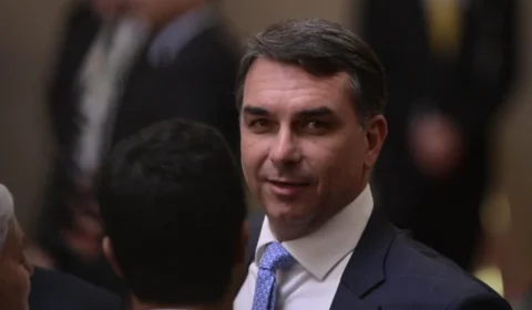 Convenção do PL se aproxima, mas Flávio Bolsonaro ainda enfrenta impasse para definir vice