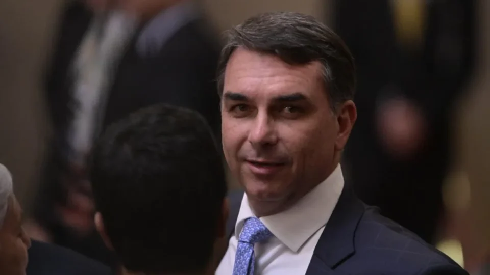Convenção do PL se aproxima, mas Flávio Bolsonaro ainda enfrenta impasse para definir vice