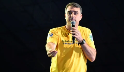 Flávio Bolsonaro afirma que Lei Maria da Penha é “um pedaço de papel” ao defender penas mais duras