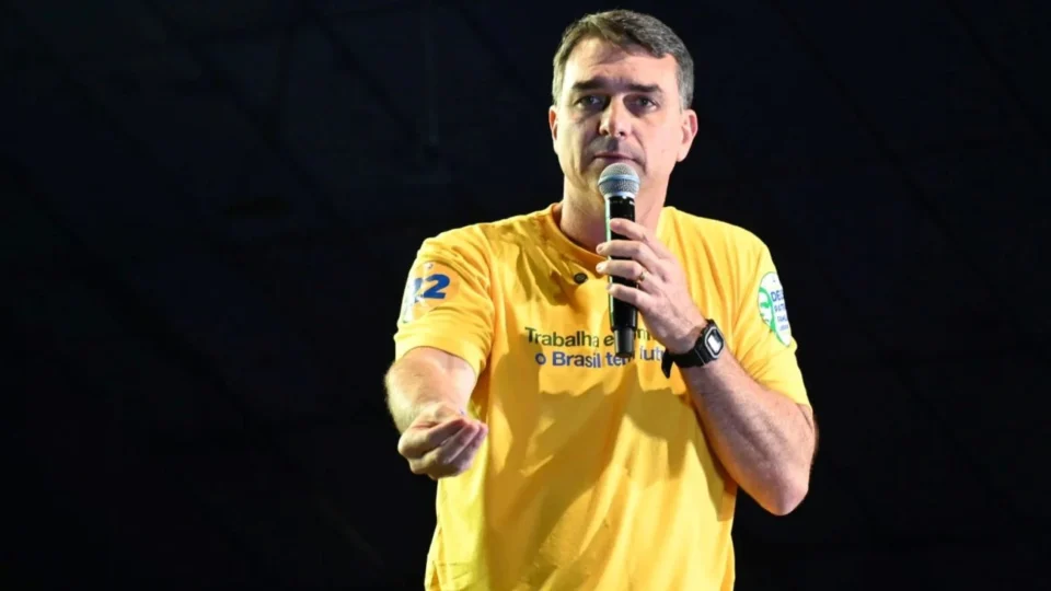 Escritório de Flávio Bolsonaro emitiu R$ 1,5 mi em notas para empresas ligadas a Vorcaro