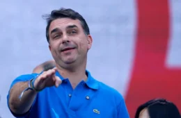 PF avalia acionar mecanismo da Interpol contra Flávio Bolsonaro em investigação sobre filme financiado por Vorcaro