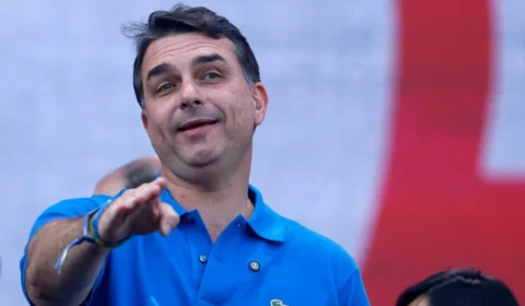 PF avalia acionar mecanismo da Interpol contra Flávio Bolsonaro em investigação sobre filme financiado por Vorcaro