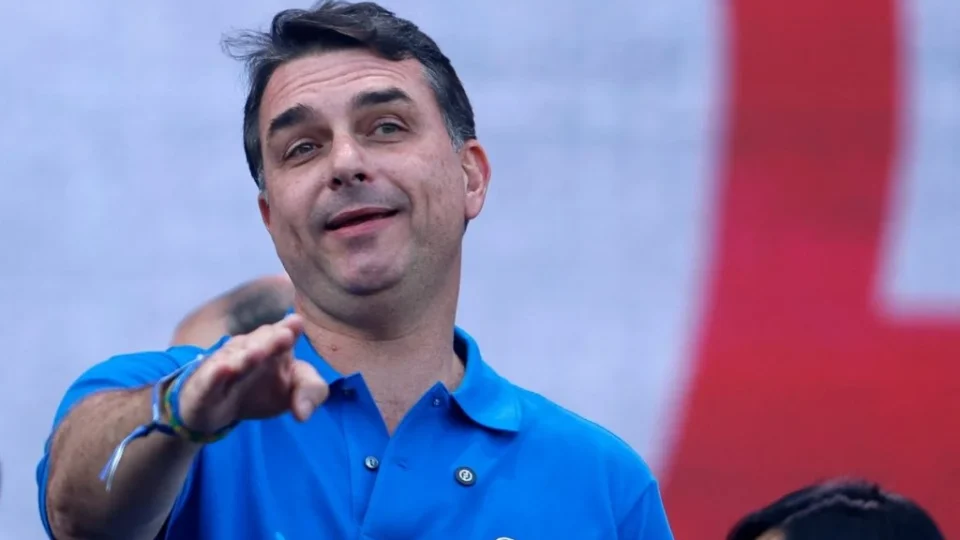 PF avalia acionar mecanismo da Interpol contra Flávio Bolsonaro em investigação sobre filme financiado por Vorcaro
