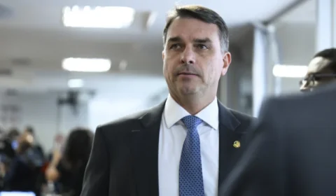Flávio se vê isolado em campanha marcada por polêmicas e rachaduras
