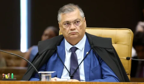 Flávio Dino dá 10 dias para Hugo Motta detalhar emendas sob suspeita