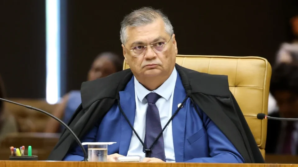 Flávio Dino dá 10 dias para Hugo Motta detalhar emendas sob suspeita