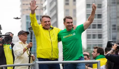 Coordenador de pré-campanha nega que Flávio Bolsonaro tente adotar estilo de Jair após desgastes