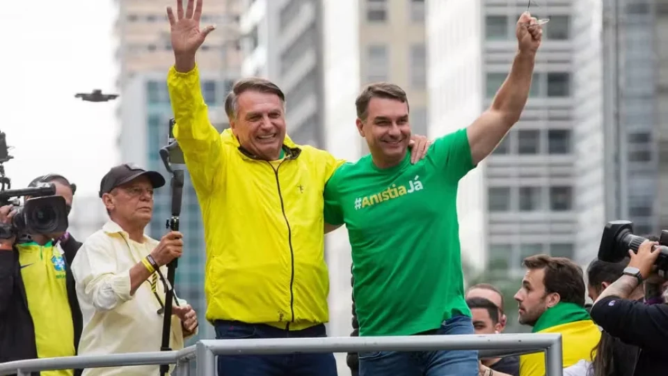 Coordenador de pré-campanha nega que Flávio Bolsonaro tente adotar estilo de Jair após desgastes