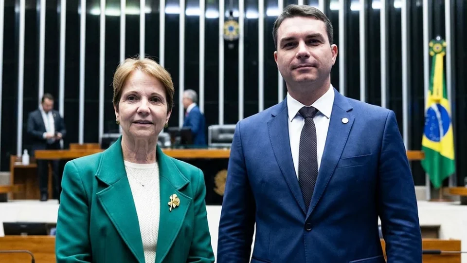 Aliança sonhada por Flávio Bolsonaro desmorona sem apoio do PP e mantém impasse por vice.