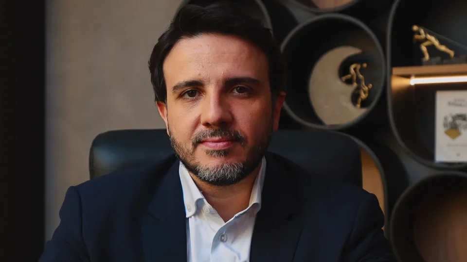 Renan Santos ataca pautas-bomba e promete abrir emendas