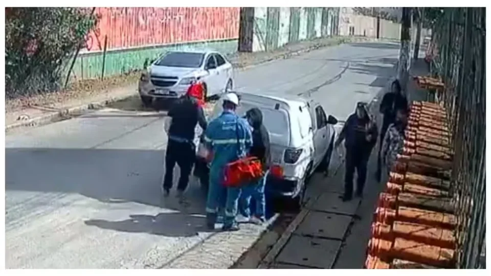 Vídeo: Criminosos rendem prestador de serviço da Comgás e fogem com carro da empresa na Zona Leste de SP
