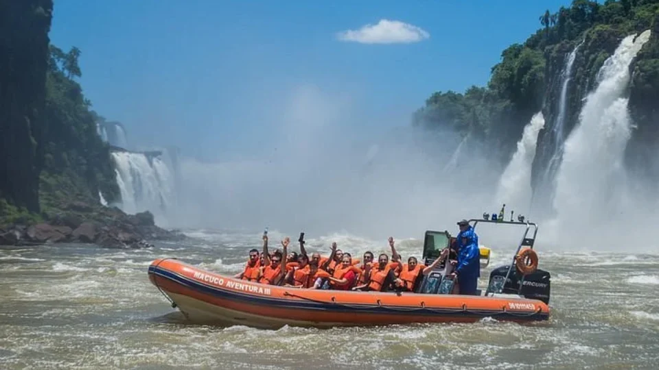 Turista morre após embarcação virar durante passeio nas Cataratas do Iguaçu; caso será investigado