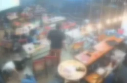 Criminoso encapuzado espalha terror em conveniência; ataque deixa mortos e feridos