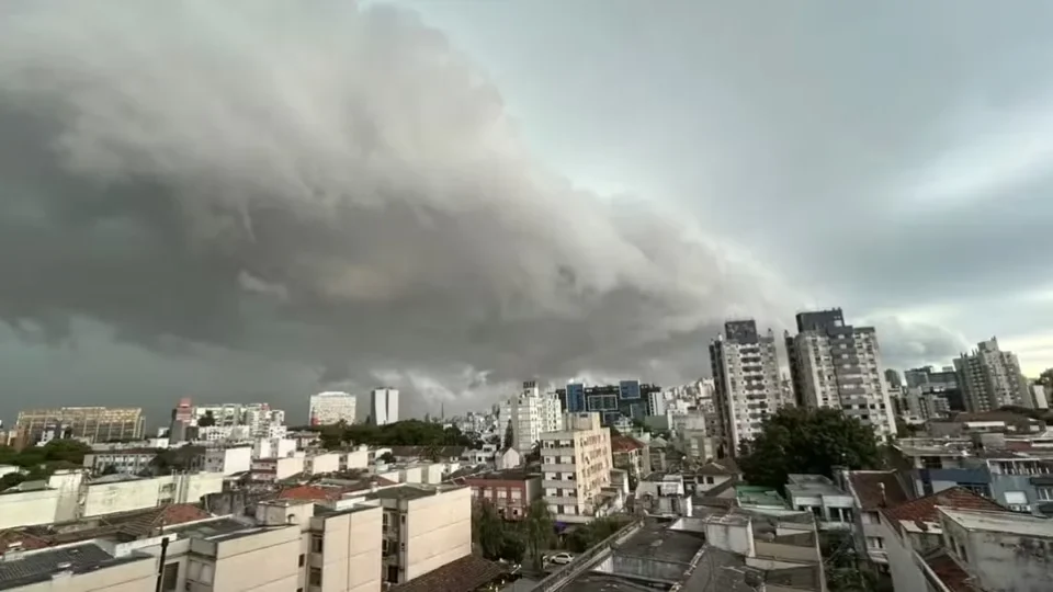 Alerta vermelho: tempestade no RS terá ventos de 100 km/h e risco grave