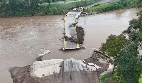 Ponte reconstruída após enchente de 2024 é destruída novamente pela força da chuva no RS