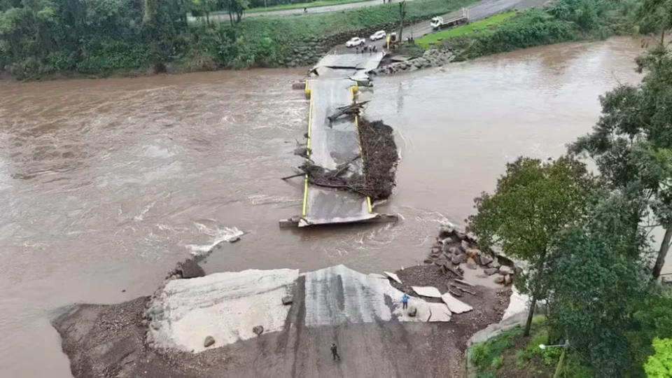 Ponte reconstruída após enchente de 2024 é destruída novamente pela força da chuva no RS