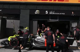 F1: Gabriel Bortoleto lidera teste Pirelli e revela salário