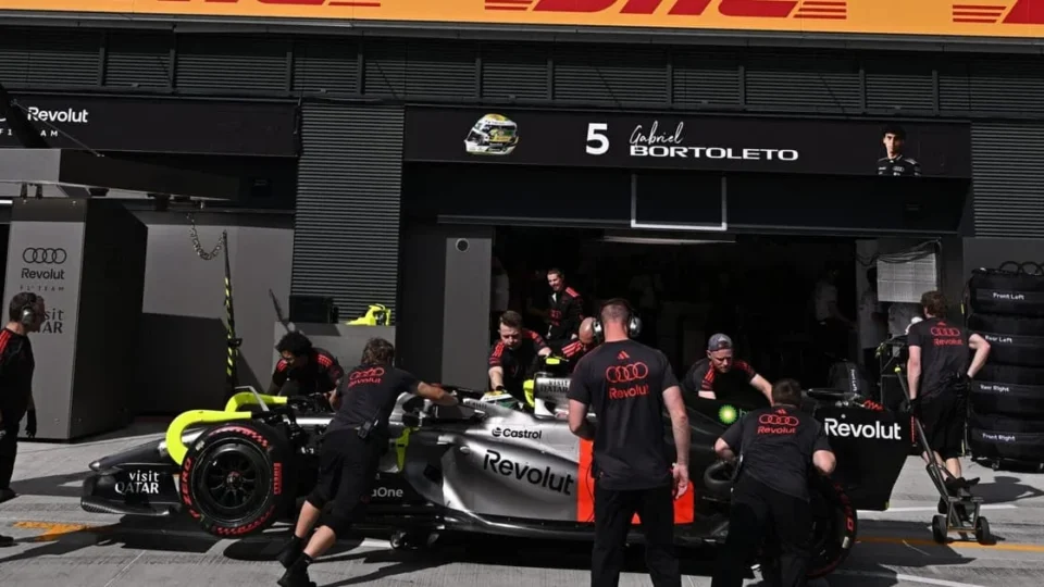 F1: Gabriel Bortoleto lidera teste Pirelli e revela salário