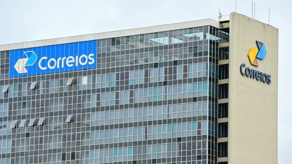 Correios suspendem reestruturação sob ameaça de greve