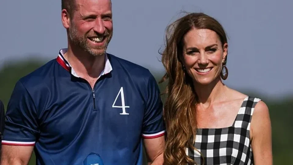 Catherine volta a evento de polo e sela retorno com gesto raro