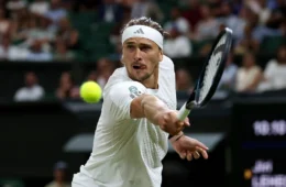 Zverev supera interrupção e faz primeiras quartas em Wimbledon