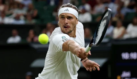 Zverev supera interrupção e faz primeiras quartas em Wimbledon