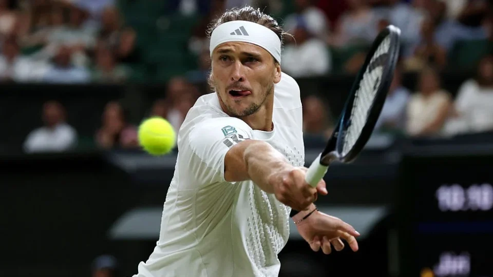 Zverev supera interrupção e faz primeiras quartas em Wimbledon