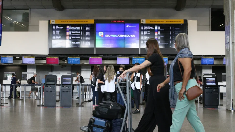 Governo aumenta tarifa de embarque em aeroportos; veja quem será afetado pela mudança