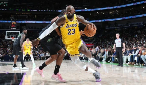 Agente de LeBron James rebate rumores e diz que astro ainda não decidiu seu próximo passo na NBA