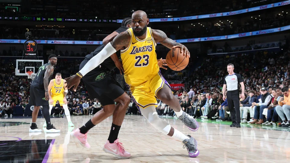Agente de LeBron James rebate rumores e diz que astro ainda não decidiu seu próximo passo na NBA
