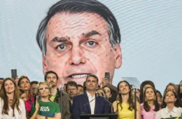 Defesa de Bolsonaro muda rumo do caso e pressão sobre campanha de Flávio aumenta após vídeo com IA