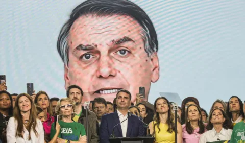 Defesa de Bolsonaro muda rumo do caso e pressão sobre campanha de Flávio aumenta após vídeo com IA