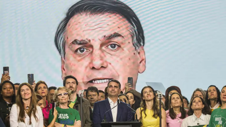 Defesa de Bolsonaro muda rumo do caso e pressão sobre campanha de Flávio aumenta após vídeo com IA