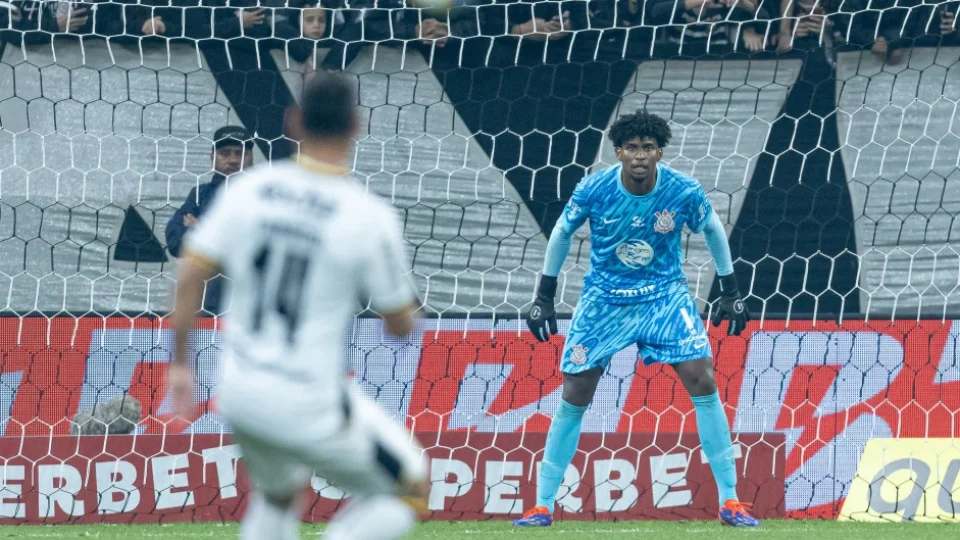 Hugo Souza completa dois anos no Corinthians e consolida papel de destaque no time