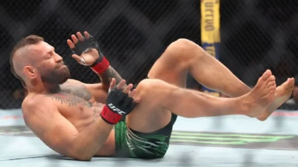 Lesão de McGregor pode ser uma das mais graves para um lutador; entenda o que aconteceu no UFC 329