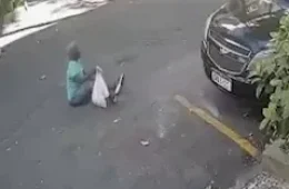 Idosa de 83 anos é derrubada durante assalto e ladrão foge de moto no Rio; veja o vídeo