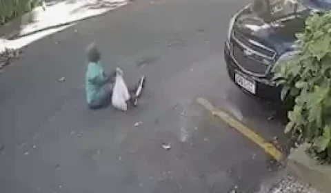 Idosa de 83 anos é derrubada durante assalto e ladrão foge de moto no Rio; veja o vídeo